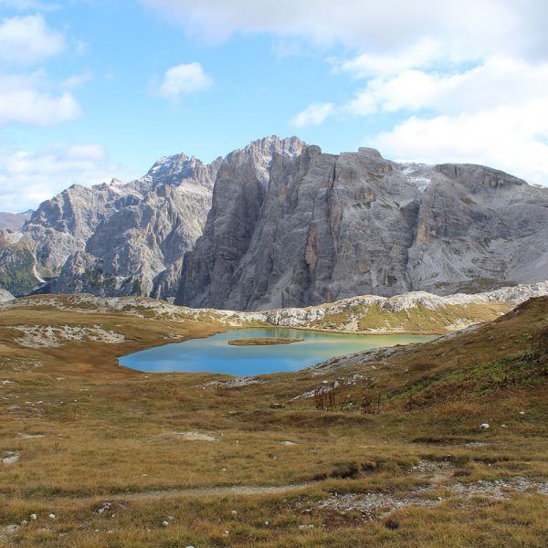 hiking-mountains-lake